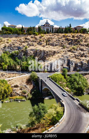 Blick auf Toledo Spanien an einem sonnigen Sommertag. alten Steinmauern und Häuser, blauer Himmel und Rot - heiße Erde. Stockfoto