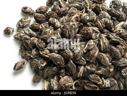 Phoenix-Augen. Perlen grüner Tee auf weißem Hintergrund. Ansicht von oben. Hautnah. Hohe Auflösung Stockfoto