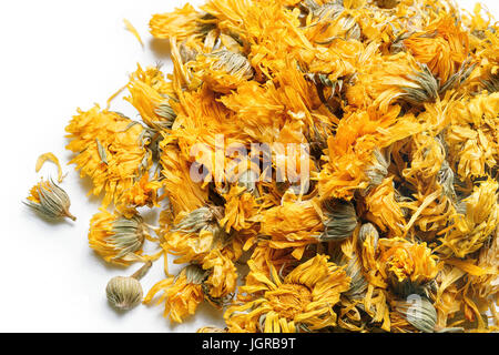 Medizinische Blüten der Ringelblume auf weißem Hintergrund. Kräutertee. Ansicht von oben. Hautnah. Hohe Auflösung Stockfoto