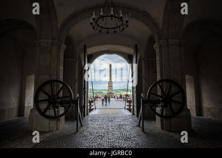 Horea, Closca und Crisan Obelisk gesehen durch 3. Tor von Alba Carolina Festung in der Stadt Alba Iulia in Alba County, Siebenbürgen, Rumänien Stockfoto