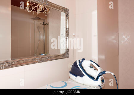 https://l450v.alamy.com/450vde/jgrbmk/dampfbugeleisen-dampfer-mit-bugelbrett-im-modernen-badezimmer-interieur-jgrbmk.jpg