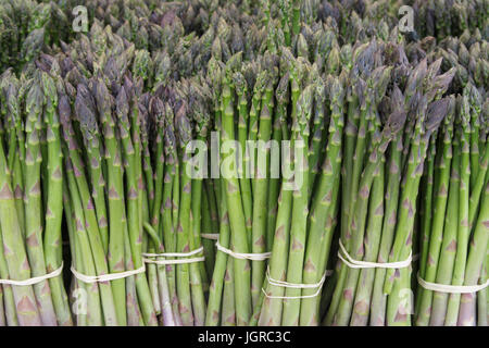 Spargel in einem Markt Stockfoto