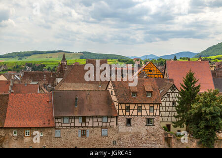 Blick über Riquewihr im Elsass/Frankreich Stockfoto