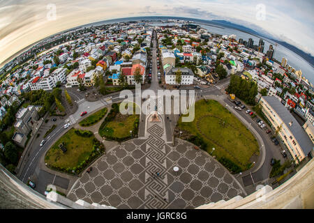 Schönen Blick auf Reykjavik, Island mit Hafen und die Skyline der Berge und die Landschaft jenseits der Stadt gesehen die Beobachtung Turm der Hallgrímskirkja Kathedrale. Stockfoto