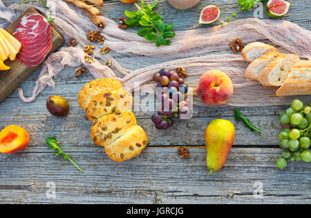 Früchte Beeren Brot und Fleisch auf Holztisch Stockfoto