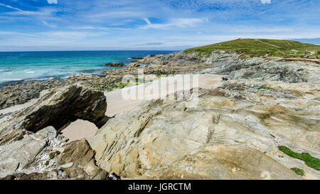 Einen Panoramablick auf Strand und wenig fistral Towan Strand in Newquay, Cornwall. Stockfoto