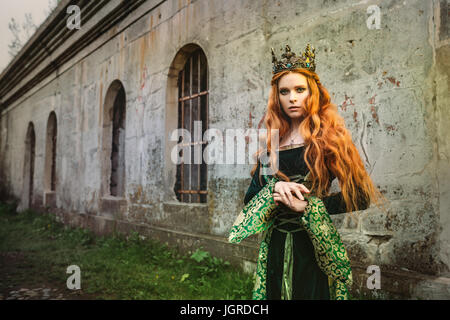 Porträt einer schönen rothaarige Frau im grünen mittelalterlichen Kleid Stockfoto