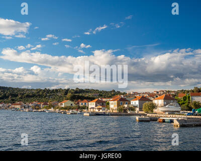 Kaprije die Insel in Kroatien, Mittelmeer Dorf und Marine Hafen bei Sonnenuntergang Stockfoto