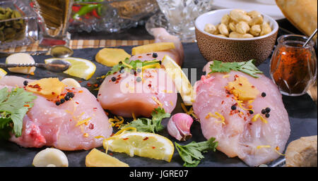 Ansicht von Zutaten und indischen Gewürzen für Hähnchen Tikka masala Stockfoto