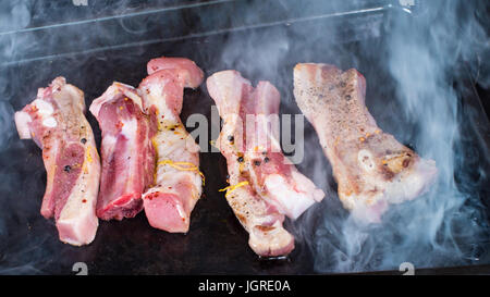 Kochen leckere klebrige geschmorte Schweinerippchen König Stockfoto