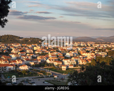 Kaprije die Insel in Kroatien, Mittelmeer Dorf und Marine Hafen bei Sonnenuntergang Stockfoto