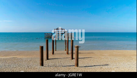 Die zerstörten West Pier in Brighton an einem Sommermorgen Stockfoto