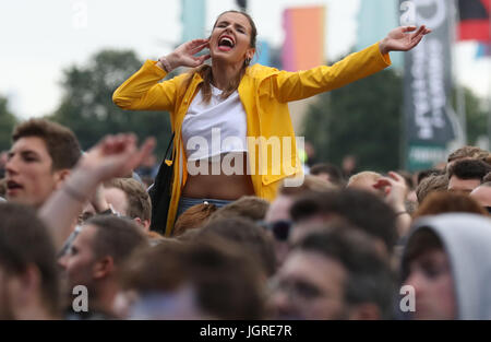 Musik-Fans hören Sie Musik auf der Hauptbühne beim TRNSMT Music Festival in Glasgow Green in Glasgow mit einem Sonntag Line-up von Handlungen einschließlich Twin Atlantic und Biffy Clyro.  PRESSEVERBAND Foto. Bild Datum: Sonntag 9. Juli 2017. Bildnachweis sollte lauten: Andrew Milligan/PA Wire. Stockfoto