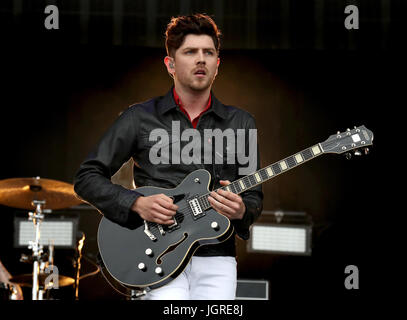 Sam McTrusty von Twin Atlantic führt auf der Hauptbühne beim TRNSMT Music Festival in Glasgow Green in Glasgow mit einem Sonntag Line-up von Handlungen einschließlich Twin Atlantic und Biffy Clyro.  PRESSEVERBAND Foto. Bild Datum: Sonntag 9. Juli 2017. Bildnachweis sollte lauten: Andrew Milligan/PA Wire. Stockfoto