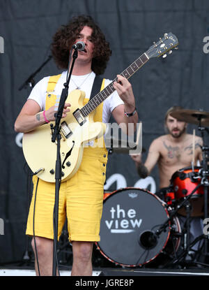 Kyle Falconer von The View führt auf der Hauptbühne beim TRNSMT Music Festival in Glasgow Green in Glasgow mit einem Sonntag Line-up von Handlungen einschließlich Twin Atlantic und Biffy Clyro.  PRESSEVERBAND Foto. Bild Datum: Sonntag 9. Juli 2017. Bildnachweis sollte lauten: Andrew Milligan/PA Wire. Stockfoto