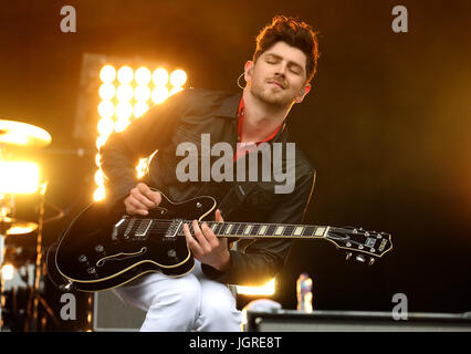 Sam McTrusty von Twin Atlantic führt auf der Hauptbühne beim TRNSMT Music Festival in Glasgow Green in Glasgow mit einem Sonntag Line-up von Handlungen einschließlich Twin Atlantic und Biffy Clyro.  PRESSEVERBAND Foto. Bild Datum: Sonntag 9. Juli 2017. Bildnachweis sollte lauten: Andrew Milligan/PA Wire. Stockfoto