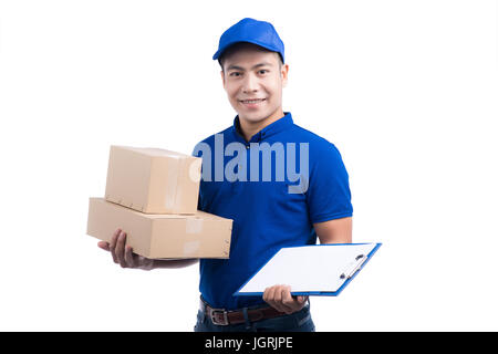 Lächelnde junge asiatische Verkäufer mit Paket- und Zwischenablage vor einem weißen Hintergrund Stockfoto