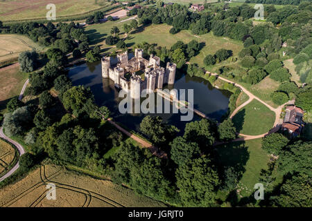 Luftaufnahme von Bodiam Castle, Robertsbridge, East Sussex, UK. Historische populäre touristische Anziehung. Englisch-Burg mit Wassergraben umgeben von einer Landschaft Stockfoto