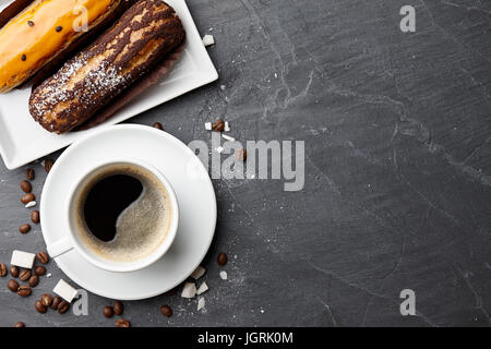 Tasse Kaffee und französische eclairs Stockfoto