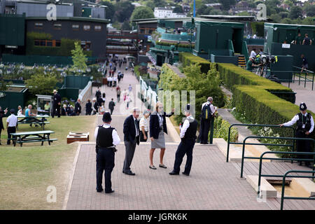 Stewards und Polizei auf dem Gelände am siebten Tag der Wimbledon Championships im All England Lawn Tennis and Croquet Club, Wimbledon. Stockfoto