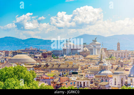 Panoramablick auf Rom mit dem kapitolinischen Hügel, Vittoriano und Pantheon-Kuppel in Evidenz Stockfoto