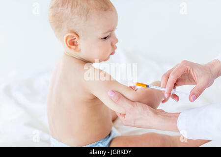 Schuss von medizinische Arbeiter Injektion für niedliche Baby Boy, 1 Jahr altes Baby Konzept zugeschnitten Stockfoto