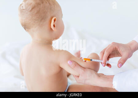 Schuss von medizinische Arbeiter Injektion für niedliche Baby Boy, 1 Jahr altes Baby Konzept zugeschnitten Stockfoto