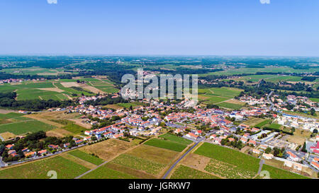 Luftaufnahme von Altillac Dorf in Loire Atlantique, Frankreich Stockfoto