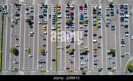 Luftaufnahmen von einem Supermarkt-Parkplatz, Frankreich Stockfoto