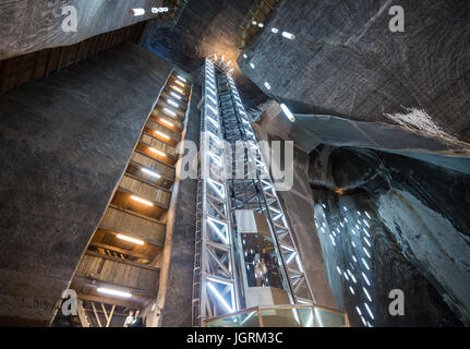 Aufzugsschacht in Rudolf Mine, Teil von Salina Turda Salz liegt mir im Bereich Durgaus-Valea Sarata Turda Stadt, Kreis Cluj in Rumänien Stockfoto