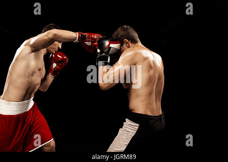 Zwei Profi-Boxer Boxen auf schwarzem Hintergrund, Stockfoto