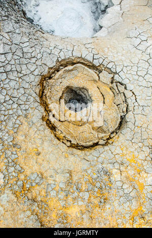 Gebrochene Schlamm Textur aus Erdwärme Gas am Boden Stockfoto