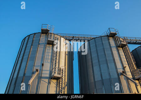 Stahl Getreidesilos verwendet, um Korn zu lagern. Stockfoto