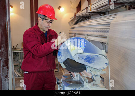 PVC-Fenster und Tür-Fertigung.  Schnitt Fenster-Rahmenprofil. Stockfoto