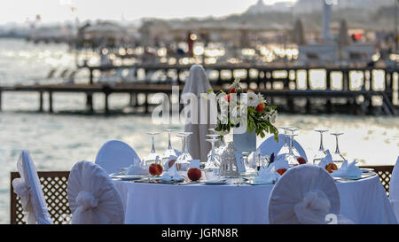 Luxus-Hochzeit am Meer. Hochzeitstafel mit einem schönen Blick aufs Meer.  Hochzeit Ort bereit für die Gäste. Stockfoto