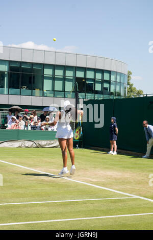 LONDON - 5. Juli 2017: Naomi Osaka gegen Barbora Strycova am Tag 3 der Wimbledon 2017 dient. Stockfoto