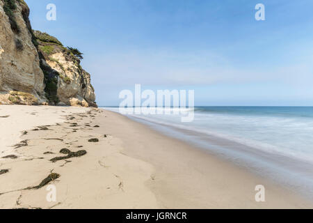 Abgeschiedenen Dume Cove Beach mit Motion blur Wasser in der Nähe von Los Angeles in Malibu, Kalifornien. Stockfoto