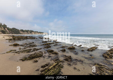 Gezeitenbecken am einsamen Dume Cove Beach in Malibu, Kalifornien. Stockfoto