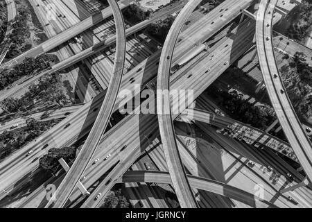 Hafen 110 und Jahrhundert 105 Autobahn Austausch Antenne südlich der Innenstadt von Los Angeles in schwarz und weiß. Stockfoto