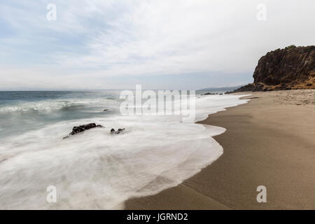 Abgeschiedenen Pirates Cove Beach mit Bewegung fließend Wasser im Point Dume State Park in Malibu, Kalifornien. Stockfoto