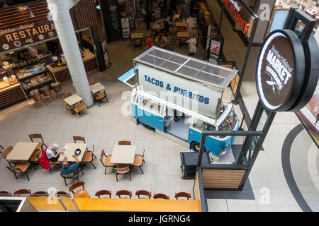 Ein umgebauter VW-Wohnwagen, der Tacos und Burritos im Toronto Eaton Centre Food Court, einem bekannten kanadischen Einkaufszentrum und Einkaufszentrum, verkauft Stockfoto