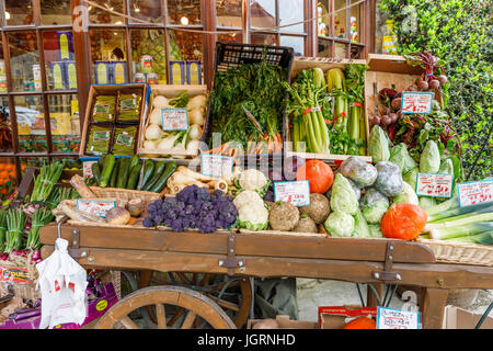 Buntes Gemüse Barrow Display außerhalb Obst-und Gemüsehändler shop, Broadway, Worcestershire, ein schönes Dorf in den Cotswolds, Südwest-England Stockfoto