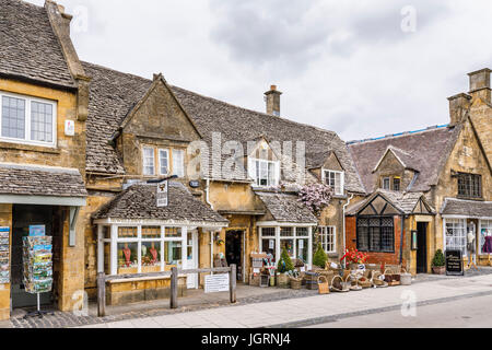 Am Straßenrand Geschäfte im lokalen Stil Cotswold Stone in High Street, Broadway, Worcestershire, ein schönes Dorf in den Cotswolds, Südwest-England Stockfoto