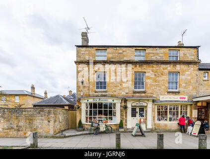 Am Straßenrand Kräutertees Tea Rooms und Geschenk-Shop auf der High Street in Broadway, Worcestershire, ein schönes Dorf in den Cotswolds, Südwest-England Stockfoto