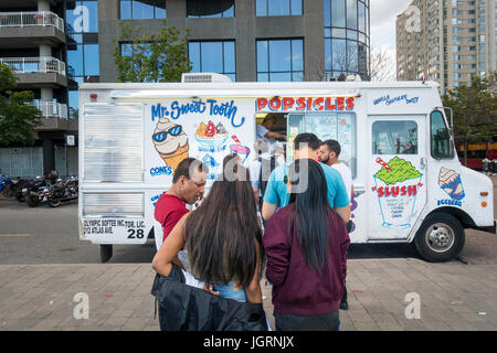 Kunden Line-up an einem Eiswagen in Harbourfront, ein See-Erholungsgebiet von Toronto Ontario Kanada Stockfoto