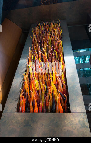 Geblasenes Glasskulptur von Jeff Burnett nahe dem Eingang zum Ki, einem japanischen Restaurant in Brookfield Place im Finanzdistrikt von Toronto Kanada Stockfoto