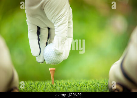 Golf Spieler Hand Ball am Abschlag zu platzieren Stockfoto