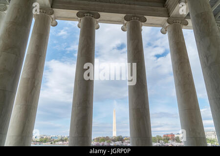 Blick auf das Washington Monument durch die Spalten des Jefferson Memorial in Washington, D.C. Stockfoto