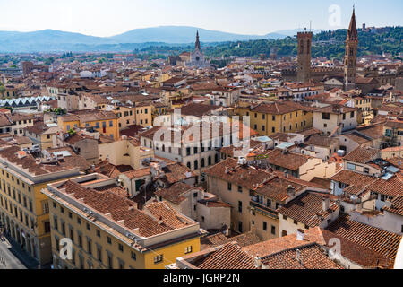 Florenz, Blick von der Kuppel der Kathedrale von Santa Maria mit Basilika von Santa Croce in der Ferne. Stockfoto