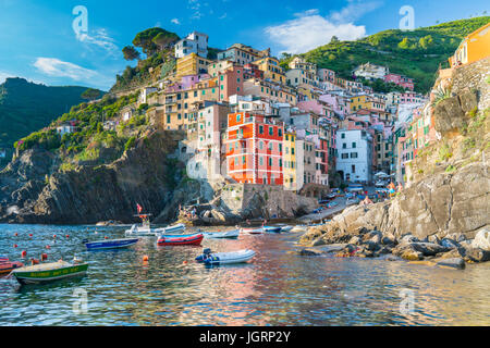 RIOMAGGIORE, Italien - 4. Juli 2016: Die Viallage von Riomaggiore ist eines der fünf Dörfer entlang der Cinque Terre in Italien Stockfoto